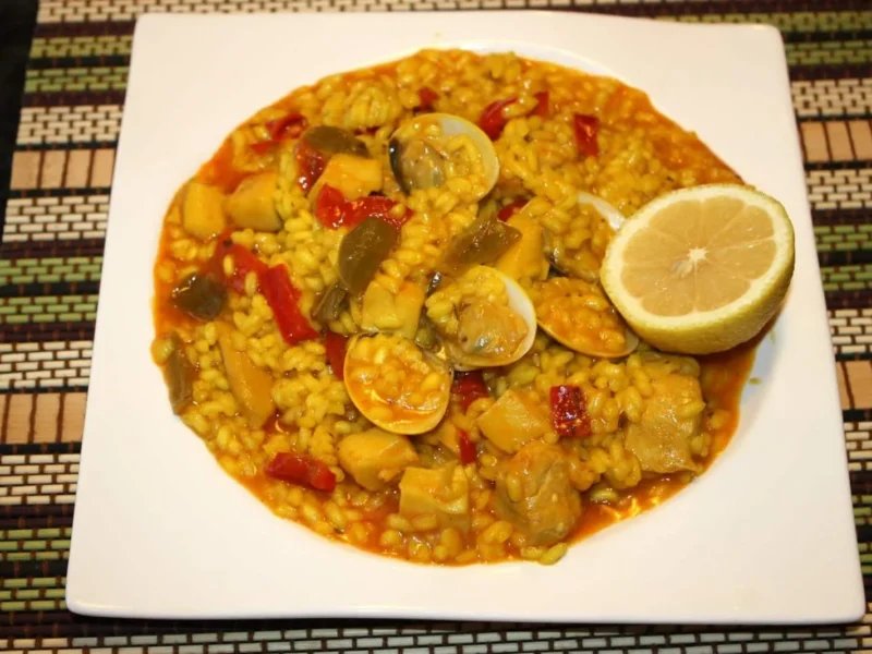 Arroz con pollo y almejas