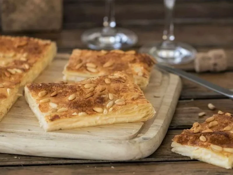 Coca de piñones con crema