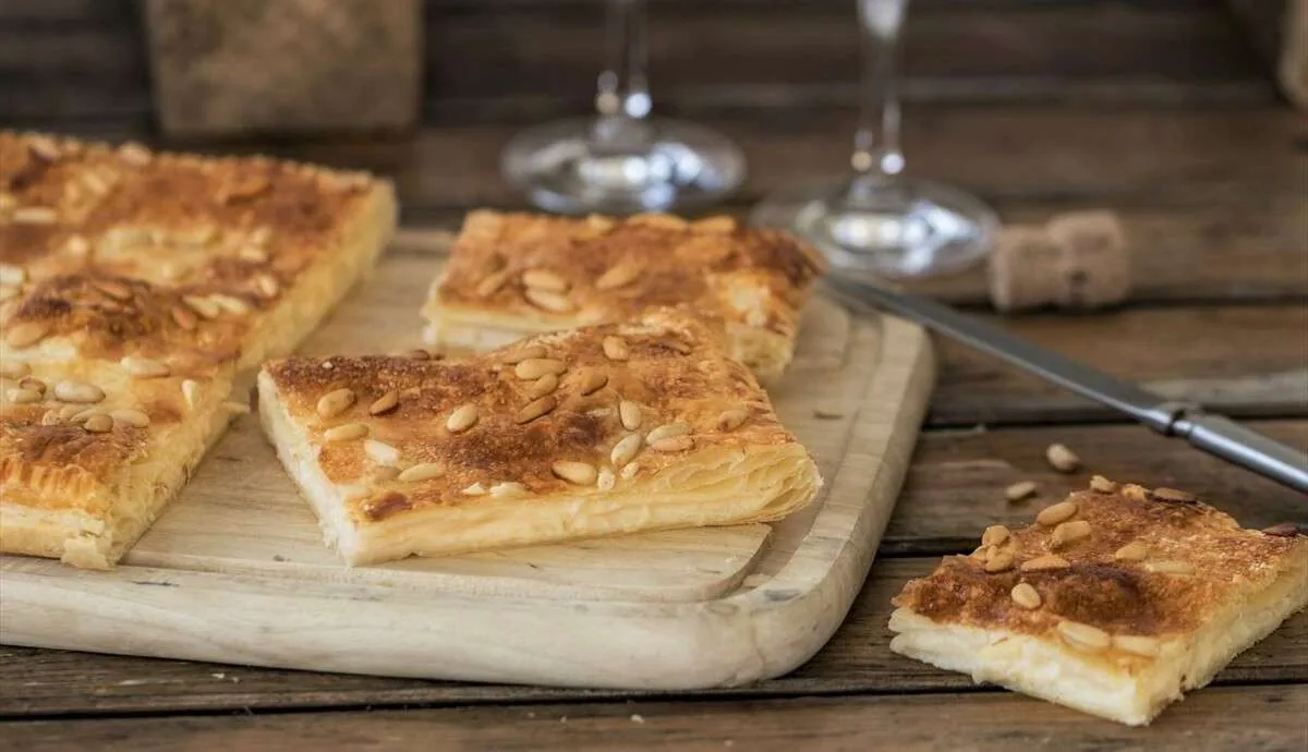 Coca de piñones con crema