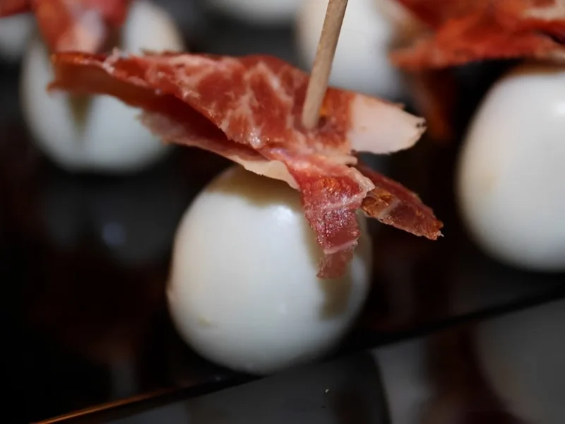 Huevos de codorniz con jamón ibérico