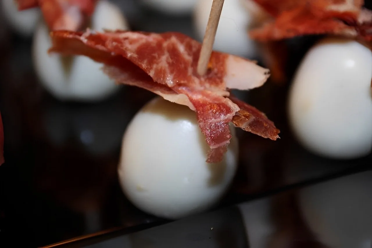 Huevos de codorniz con jamón ibérico