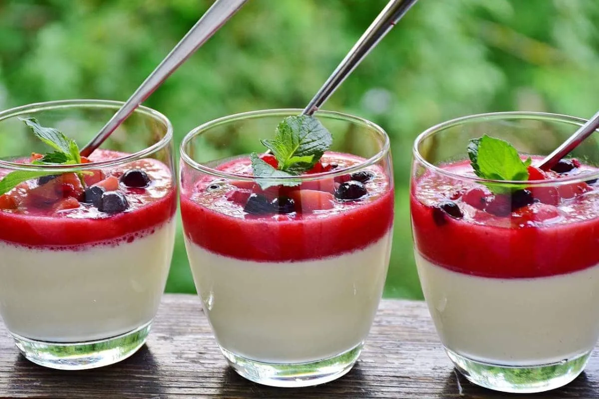 Panacota con chocolate blanco y fresas