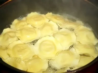 Raviolis de pollo al curry con almendras