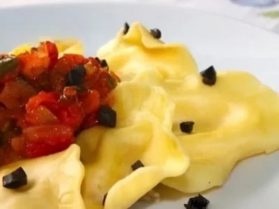 Raviolis de pollo al curry con almendras