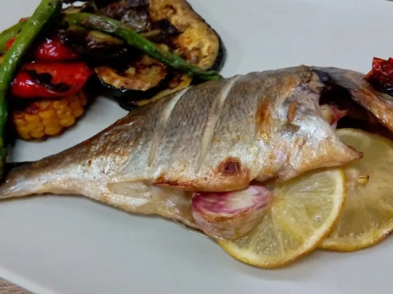 Dorada al horno con verduras plancha