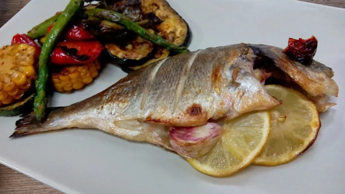 Dorada al horno con verduras plancha