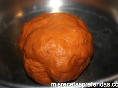 Pan bicolor de sobrasada y nueces con queso