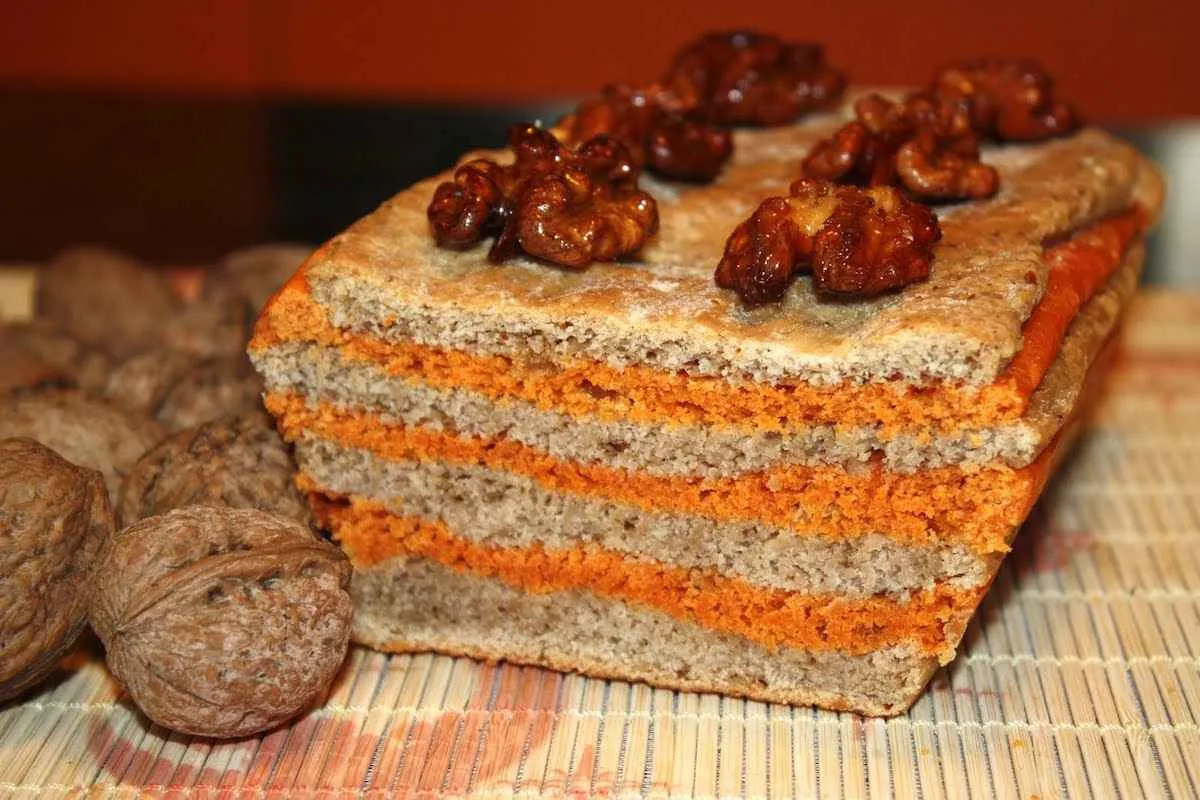 Pan bicolor de sobrasada y nueces con queso