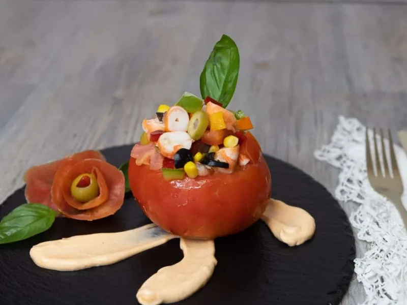 Tomates rellenos con salsa rosa