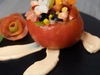 Tomates rellenos con salsa rosa