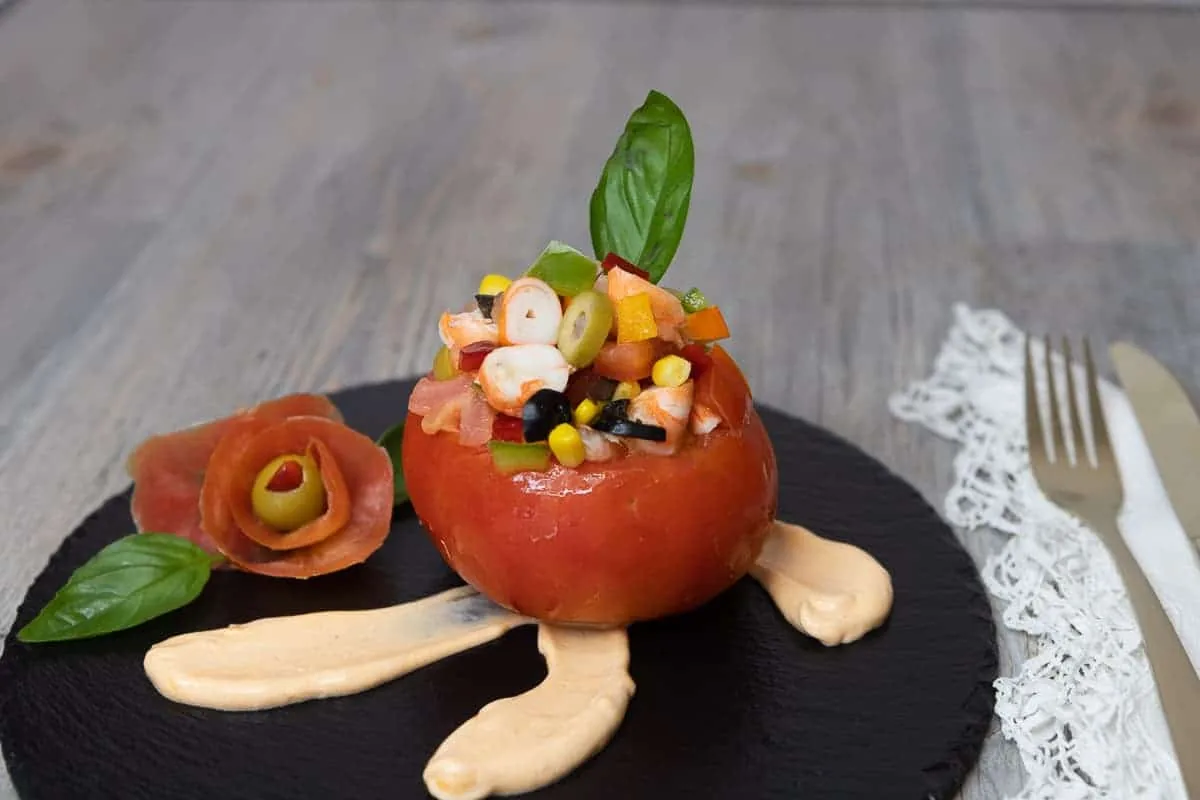 Tomates rellenos con salsa rosa