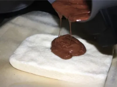 Turrón de coco con cobertura de chocolate