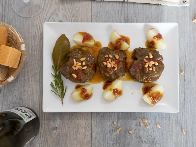 Carrilleras al horno con piñones