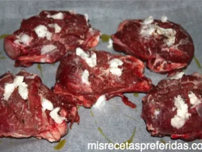 Carrilleras al horno con piñones