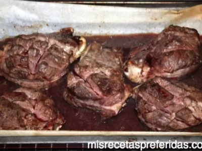 Carrilleras al horno con piñones
