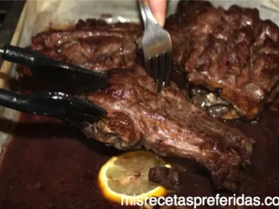 Carrilleras al horno con piñones
