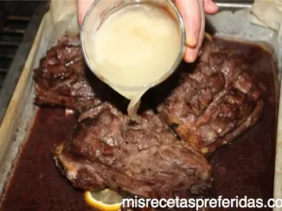 Carrilleras al horno con piñones