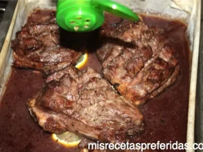 Carrilleras al horno con piñones