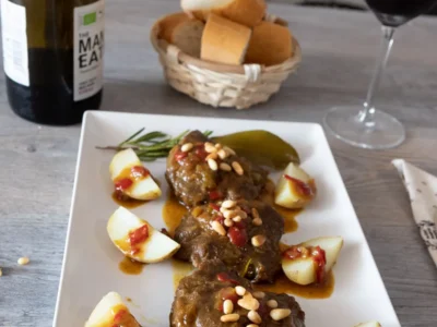 Carrilleras al horno con piñones