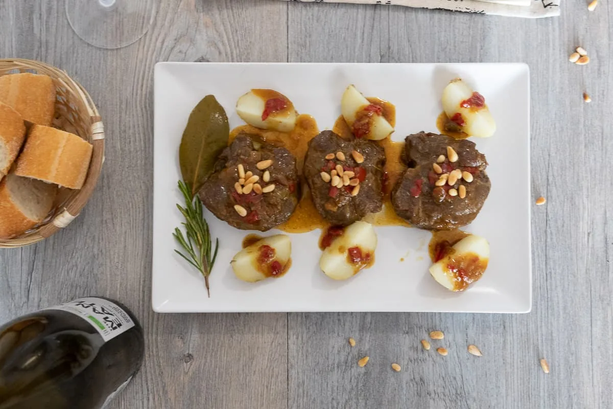 Carrilleras al horno con piñones