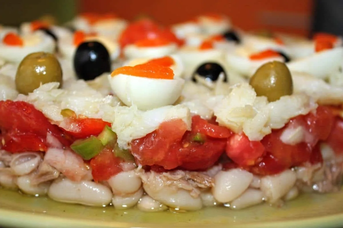 Tarta de alubias con verduras y bacalao