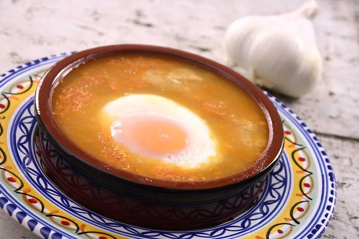 Sopa de ajo con huevo