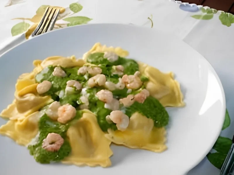 Raviolis de boletus edulis acompañados con crema de espinacas y gambas