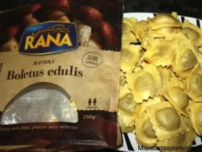 Raviolis de boletus edulis acompañados con crema de espinacas y gambas