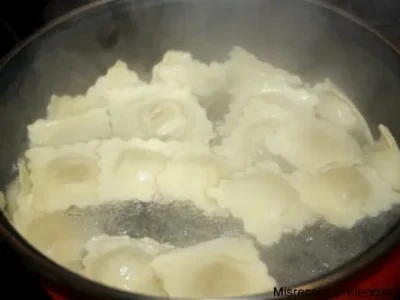 Raviolis de boletus edulis acompañados con crema de espinacas y gambas