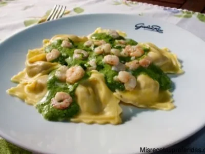 Raviolis de boletus edulis acompañados con crema de espinacas y gambas