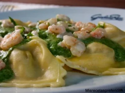 Raviolis de boletus edulis acompañados con crema de espinacas y gambas