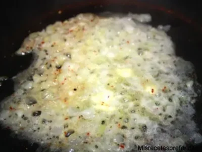 Raviolis de boletus edulis acompañados con crema de espinacas y gambas