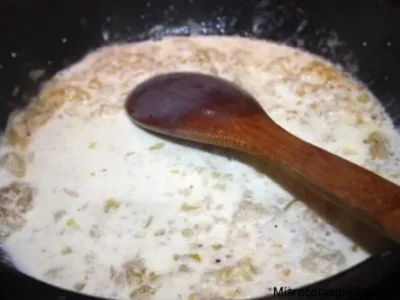 Raviolis de boletus edulis acompañados con crema de espinacas y gambas