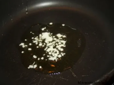 Raviolis de boletus edulis acompañados con crema de espinacas y gambas