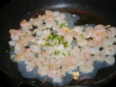 Raviolis de boletus edulis acompañados con crema de espinacas y gambas