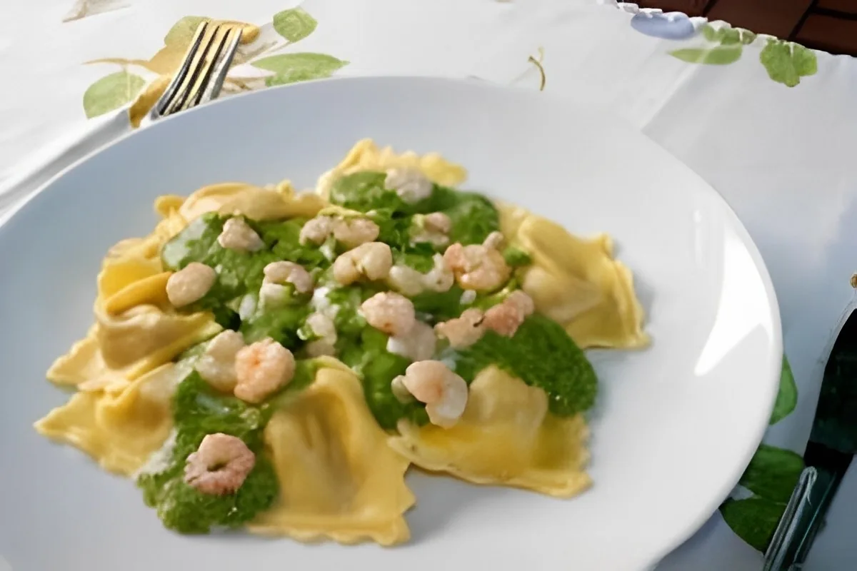 Raviolis de boletus edulis acompañados con crema de espinacas y gambas