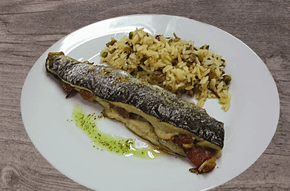 Trucha al horno rellena de jamón ibérico