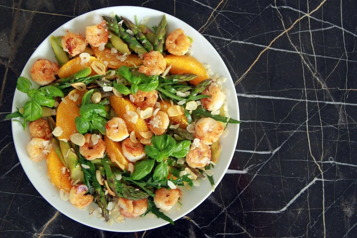 Espárragos con gambas