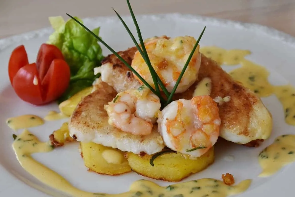 Timbal de lubina con patatas y gambas